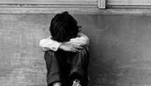 Mãe é condenada a serviços comunitários por deixar filho de 3 anos sozinho em casa