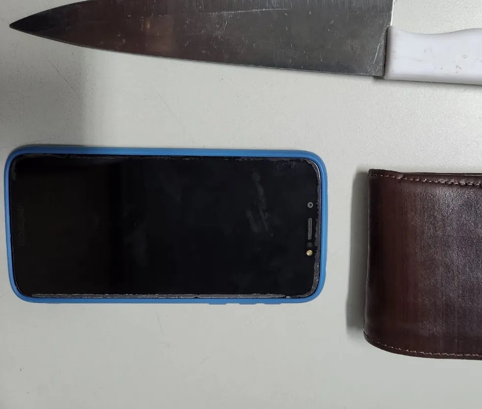 Após ameaça com faca, homem é preso por roubar R$ 200 e celular de idoso