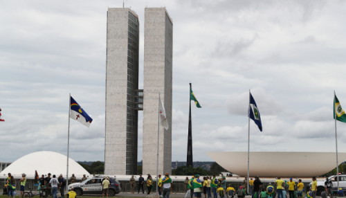 Manifestantes furam bloqueio e invadem Esplanada