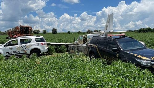 Avião perseguido pela FAB e droga são enviados para a PF em Marília