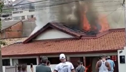 Casa é incendiada neste sábado; suspeito do crime é ex-marido da moradora