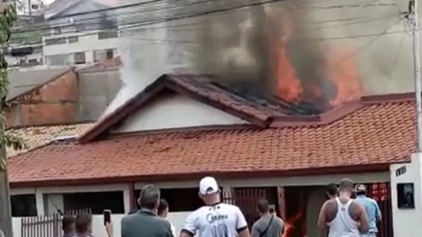 Casa é incendiada neste sábado; suspeito do crime é ex-marido da moradora