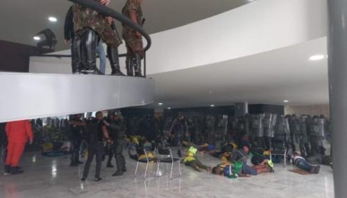 Pessoas da região que participaram de atos em Brasília no domingo, não foram presas mas estão sem ter como voltar