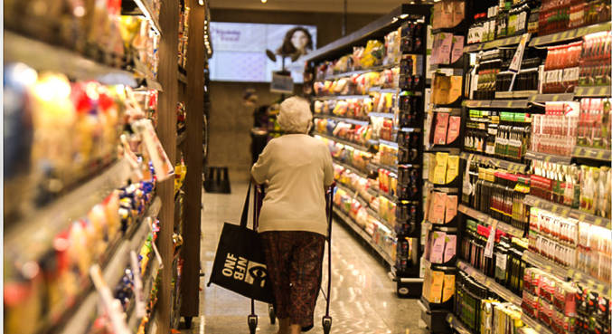 Salário mínimo de R$ 1.302 começa o ano valendo uma cesta básica e meia