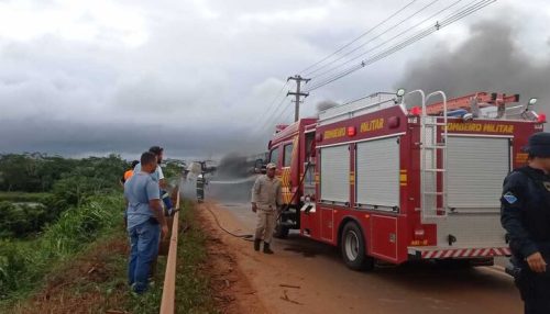 PRF confirma duas mortes em explosão de carretas na BR-158