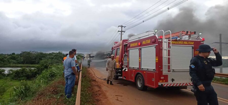 PRF confirma duas mortes em explosão de carretas na BR-158
