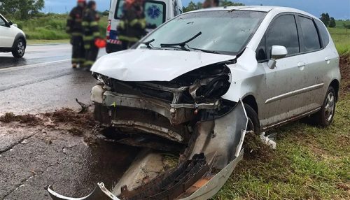 Veículo se choca contra barranco na SP-294 próximo de Adamantina