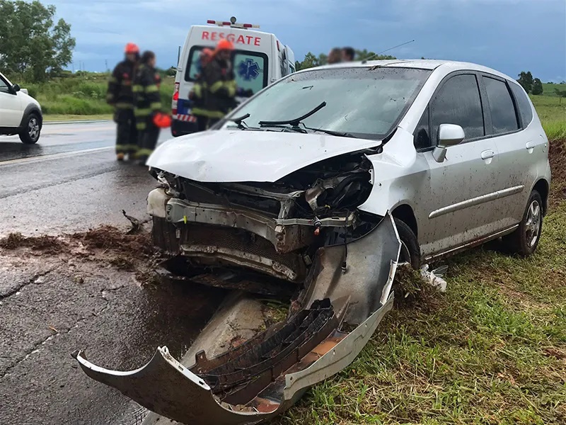 Veículo se choca contra barranco na SP-294 próximo de Adamantina