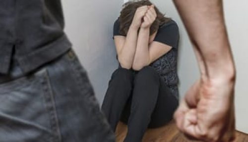 Mulher tem coragem de denunciar marido após 12 anos de violência psicológica. Pede ajuda para recomeçar a vida sozinha.