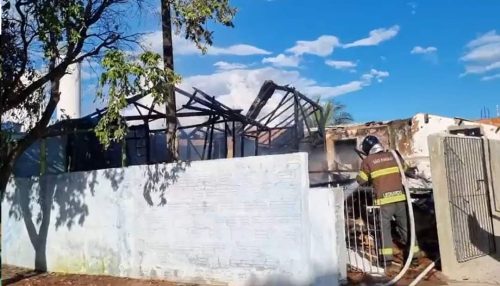Incêndio destrói casa de madeira em Dracena