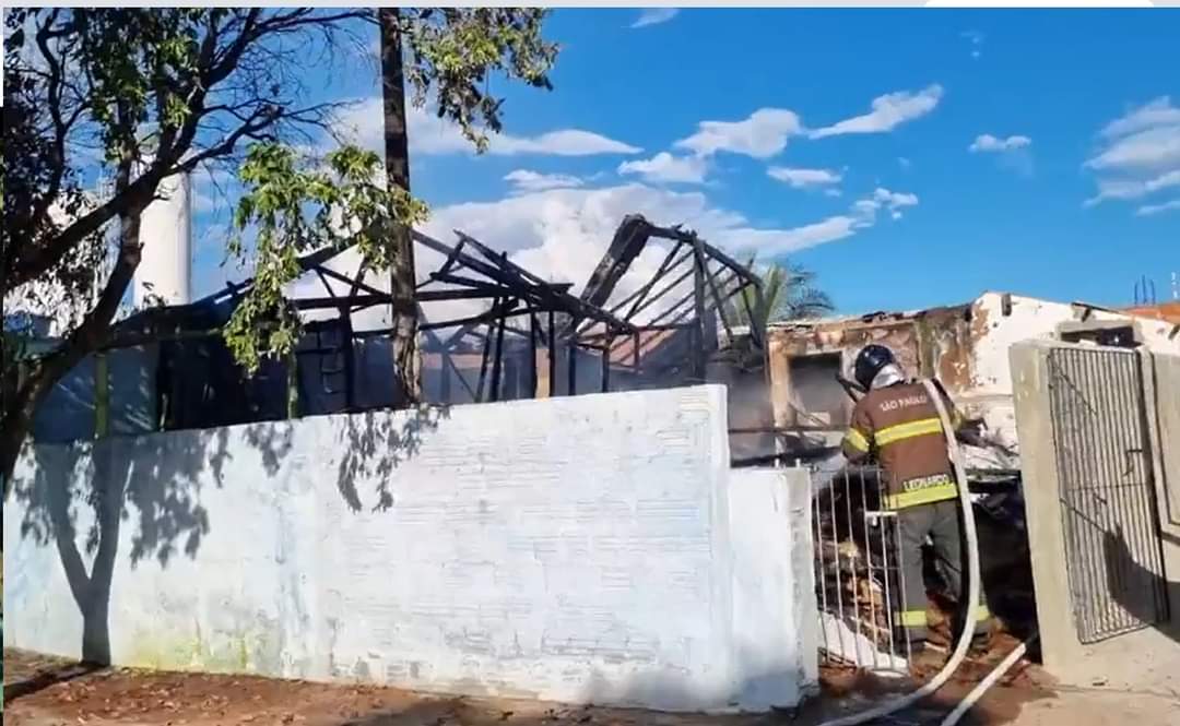 Incêndio destrói casa de madeira em Dracena