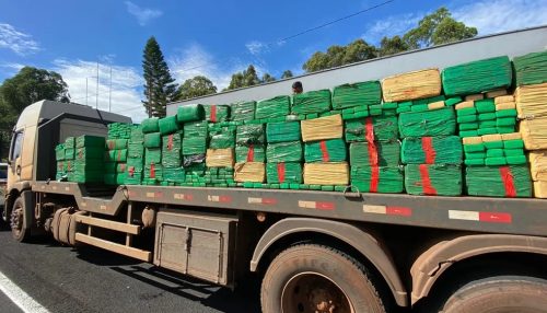 Fiscalização apreende quase duas toneladas de maconha escondidas no fundo falso de caminhão