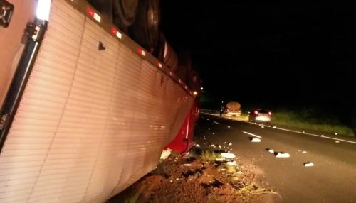 Caminhão tomba na Rodovia Raposo Tavares e parte da pista é interditada, em Regente Feijó