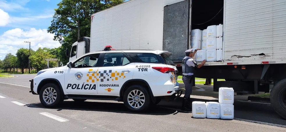 Homem é preso com 10 mil litros de defensivos agrícolas do Paraguai na Rodovia Raposo Tavares, em Presidente Prudente