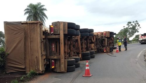 Carreta carregada de farelo de amendoim tomba no trevo de acesso à SP-294