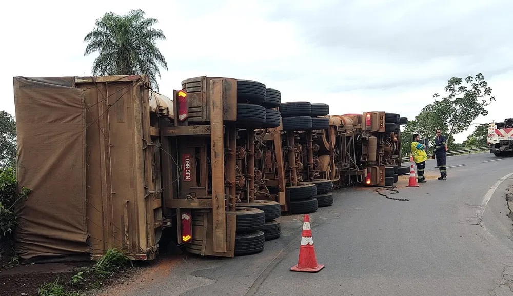 Carreta carregada de farelo de amendoim tomba no trevo de acesso à SP-294