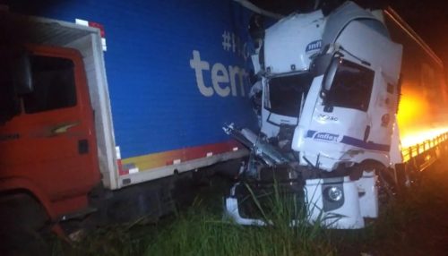 Dois caminhões colidem na Rodovia Arlindo Bettio, em Teodoro Sampaio