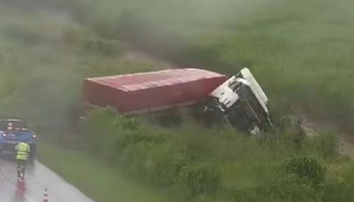 Carreta tomba e motorista fica ferido, em Parapuã