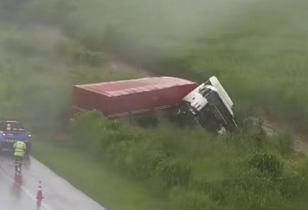 Carreta tomba e motorista fica ferido, em Parapuã