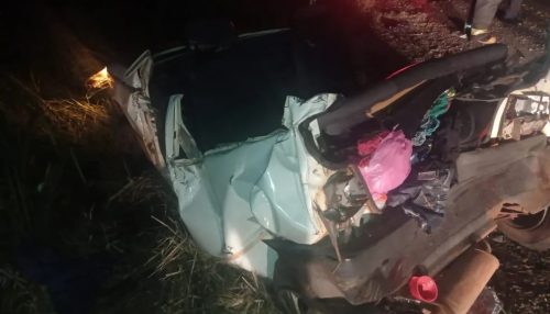Carro colide contra caminhão e duas pessoas ficam gravemente feridas, em Teodoro Sampaio