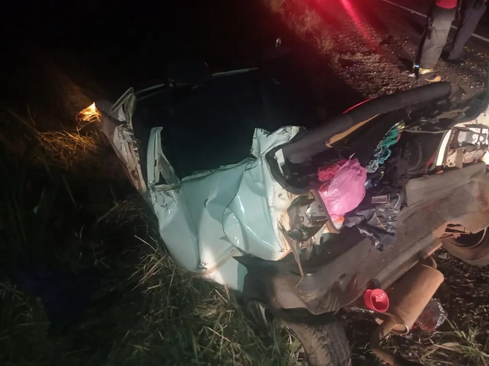 Carro colide contra caminhão e duas pessoas ficam gravemente feridas, em Teodoro Sampaio