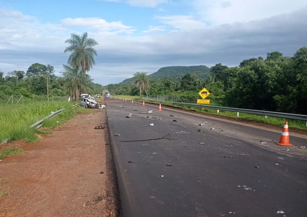 Homem morre vítima de colisão frontal entre caminhão e carro na Rodovia Arlindo Béttio, em Teodoro Sampaio