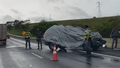 Duas viaturas do Baep capotam na Rodovia Raposo Tavares