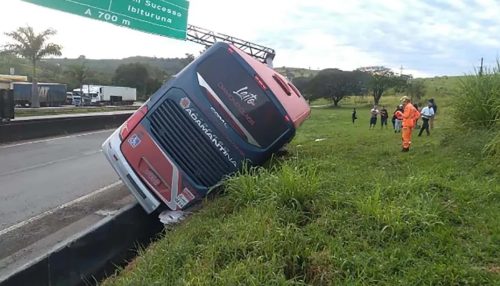 Ônibus de Adamantina tomba em Santo Antônio do Amparo