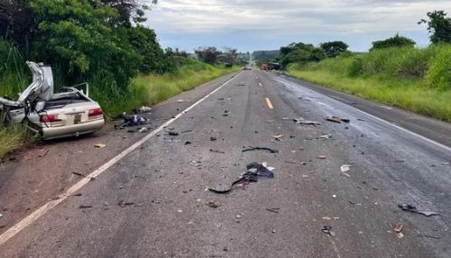 Grave colisão frontal entre carro e caminhão mata homem de 34 anos