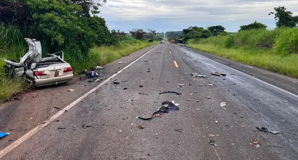 Grave colisão frontal entre carro e caminhão mata homem de 34 anos