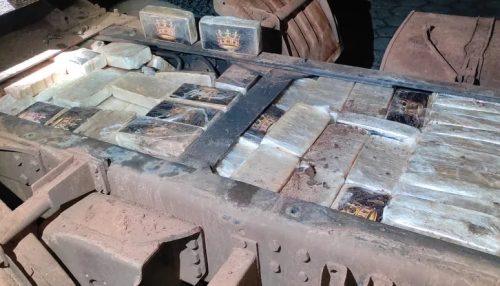 Fiscalização encontra mais de 230 kg de cocaína escondidos em fundo falso na roda de um caminhão, em Pirapozinho