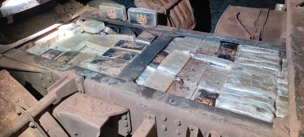 Fiscalização encontra mais de 230 kg de cocaína escondidos em fundo falso na roda de um caminhão, em Pirapozinho