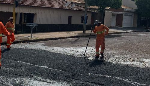 Obras de recapeamento asfáltico continuam em execução em Adamantina