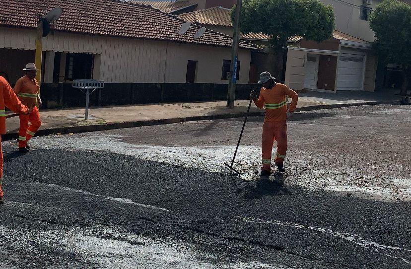 Obras de recapeamento asfáltico continuam em execução em Adamantina