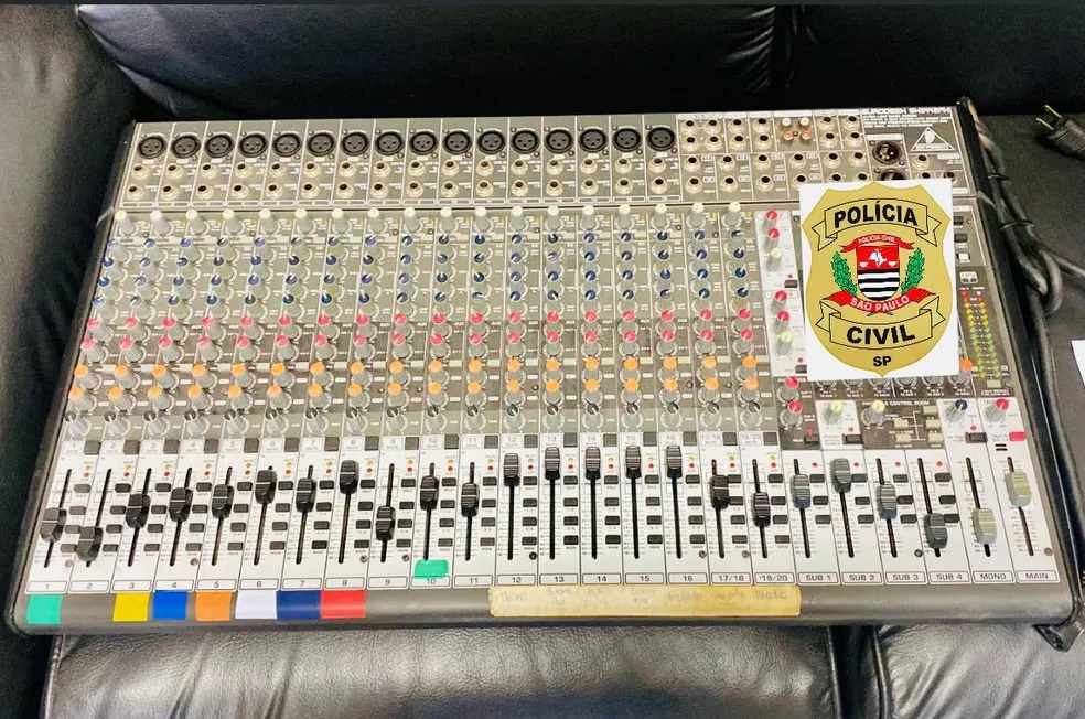 Homem invade igreja evangélica, furta mesa de som