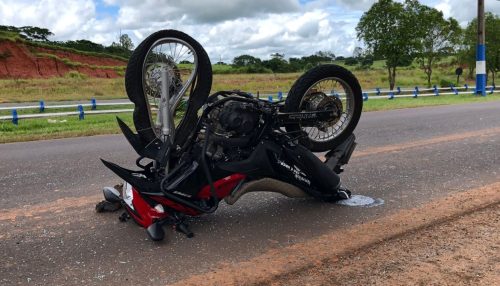 Motociclista fica ferida após colidir na traseira de carro em Osvaldo Cruz