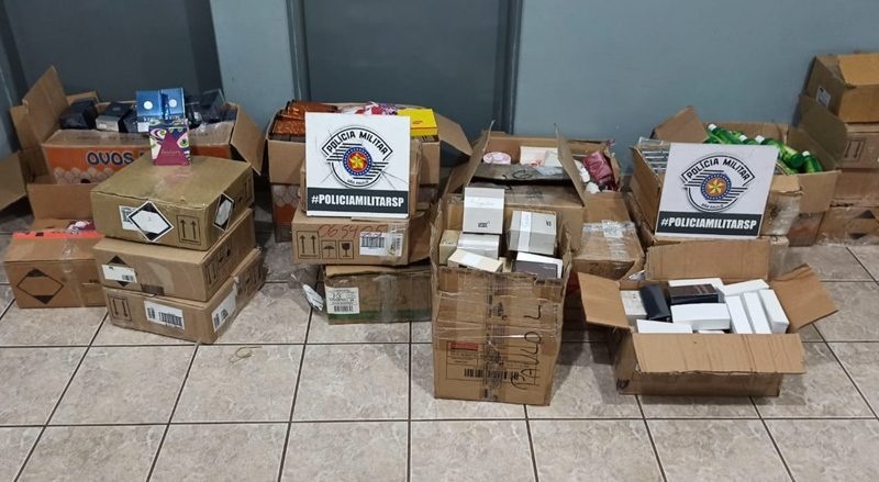 Polícia Militar prende dois homens por descaminho com aproximadamente 800 frascos de perfumes e produtos de beleza