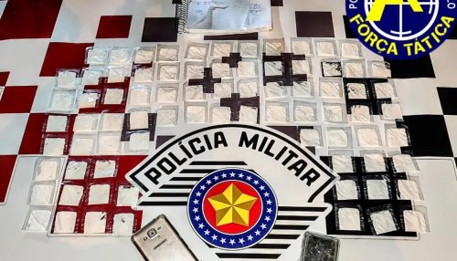Após denúncia, trio é preso com mais de 70 sachês de cocaína em Flórida Paulista