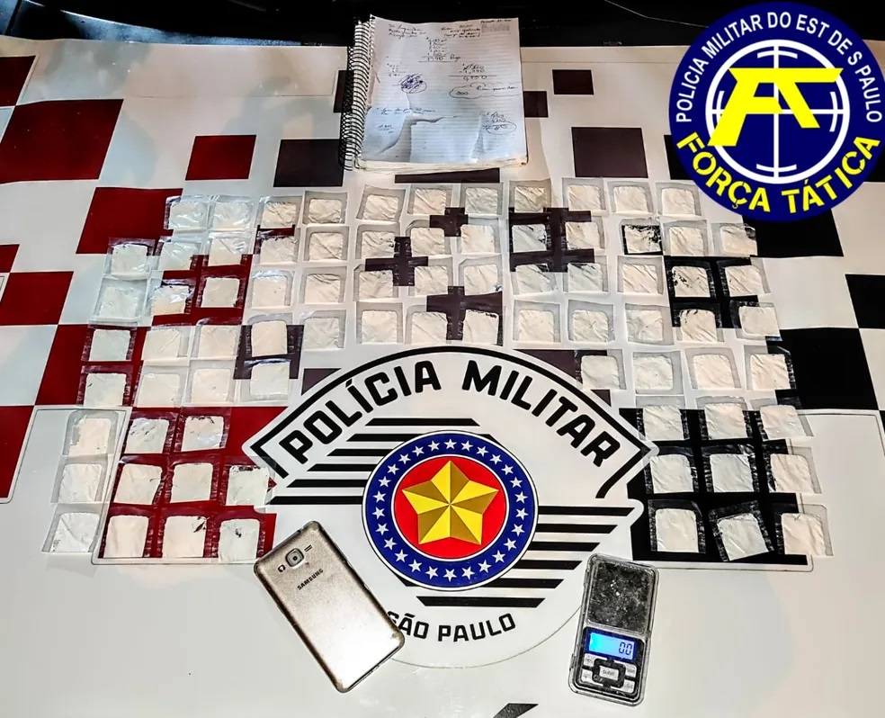 Após denúncia, trio é preso com mais de 70 sachês de cocaína em Flórida Paulista