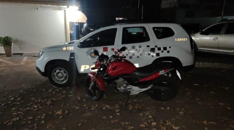 Homem é preso em flagrante por tentativa de furto de uma moto e devolve o veículo ao proprietário