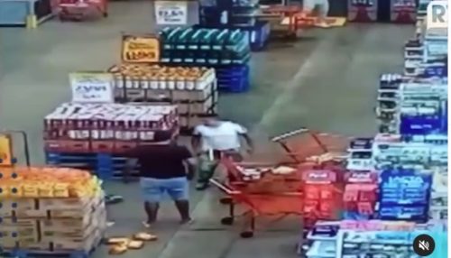 Homem arremessa carrinho de compras em mulher dentro de mercado no DF