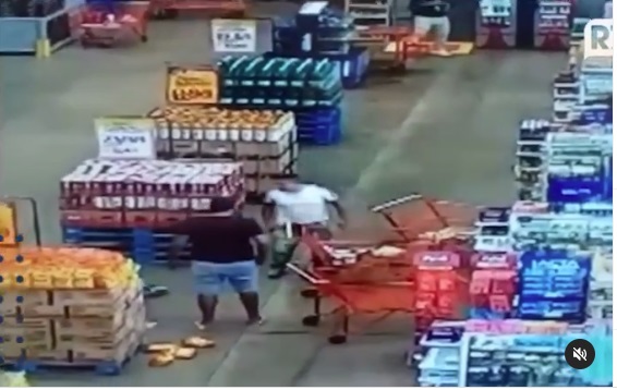 Homem arremessa carrinho de compras em mulher dentro de mercado no DF