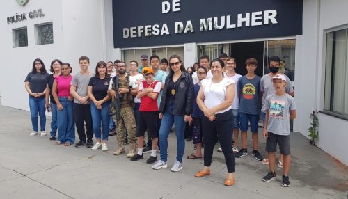 Alunos da rede municipal de ensino, visitam a Delegacia de Defesa da Mulher em Adamantina