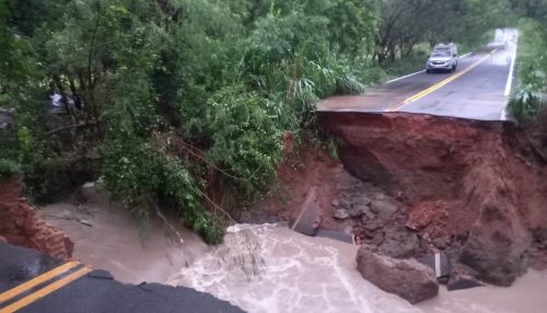 Forte chuva cede Asfalto e abre cratera em estrada vicinal Pacaembu/Mirandópolis