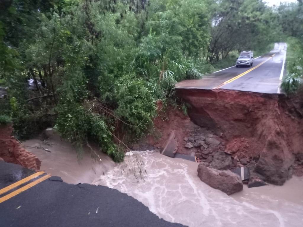 Forte chuva cede Asfalto e abre cratera em estrada vicinal Pacaembu/Mirandópolis