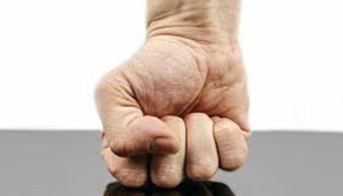 Homem é preso acusado de agredir a esposa e o filho de apenas um ano de idade