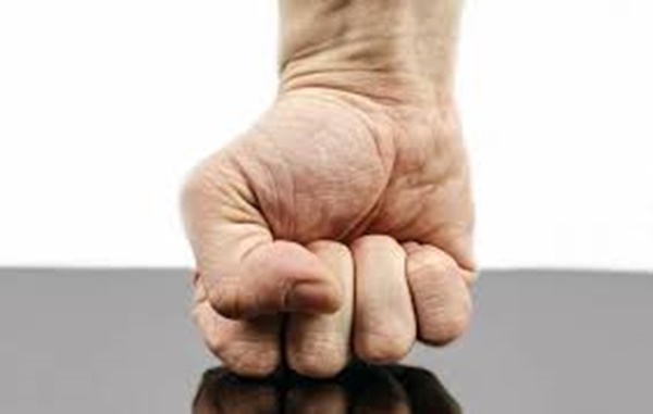 Homem é preso acusado de agredir a esposa e o filho de apenas um ano de idade