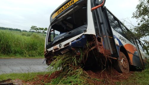 Acidente com ônibus deixa cinco feridos em Sagres