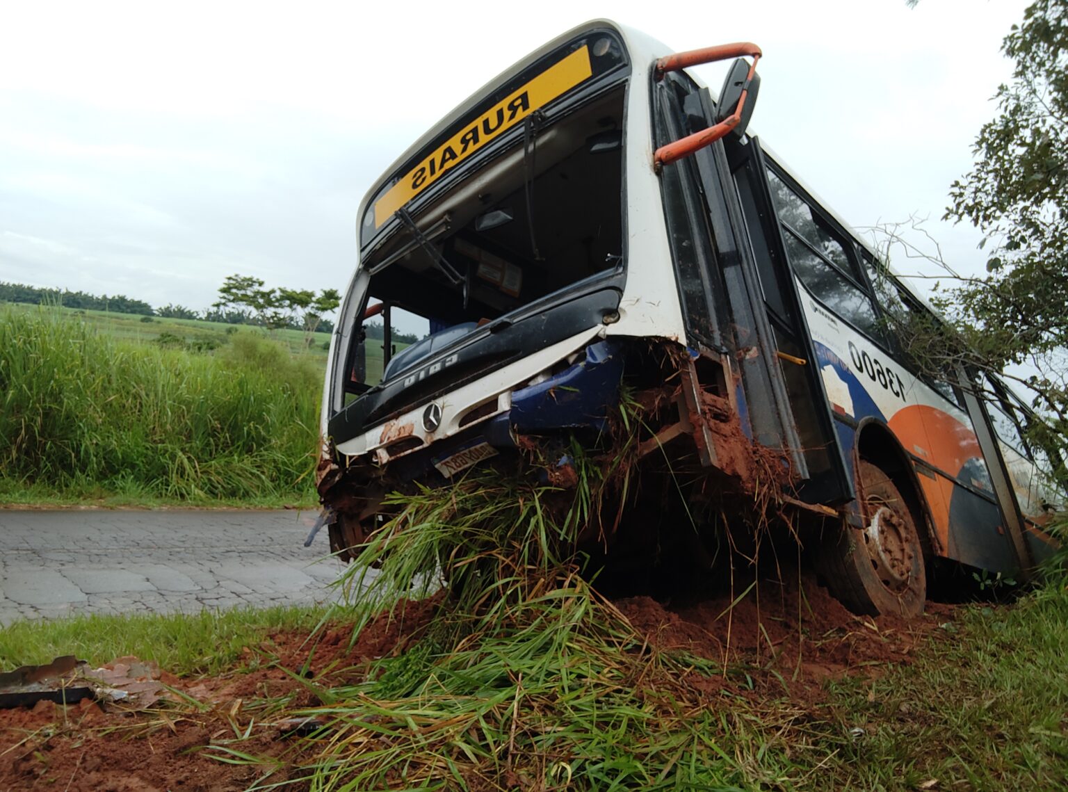 Acidente com ônibus deixa cinco feridos em Sagres