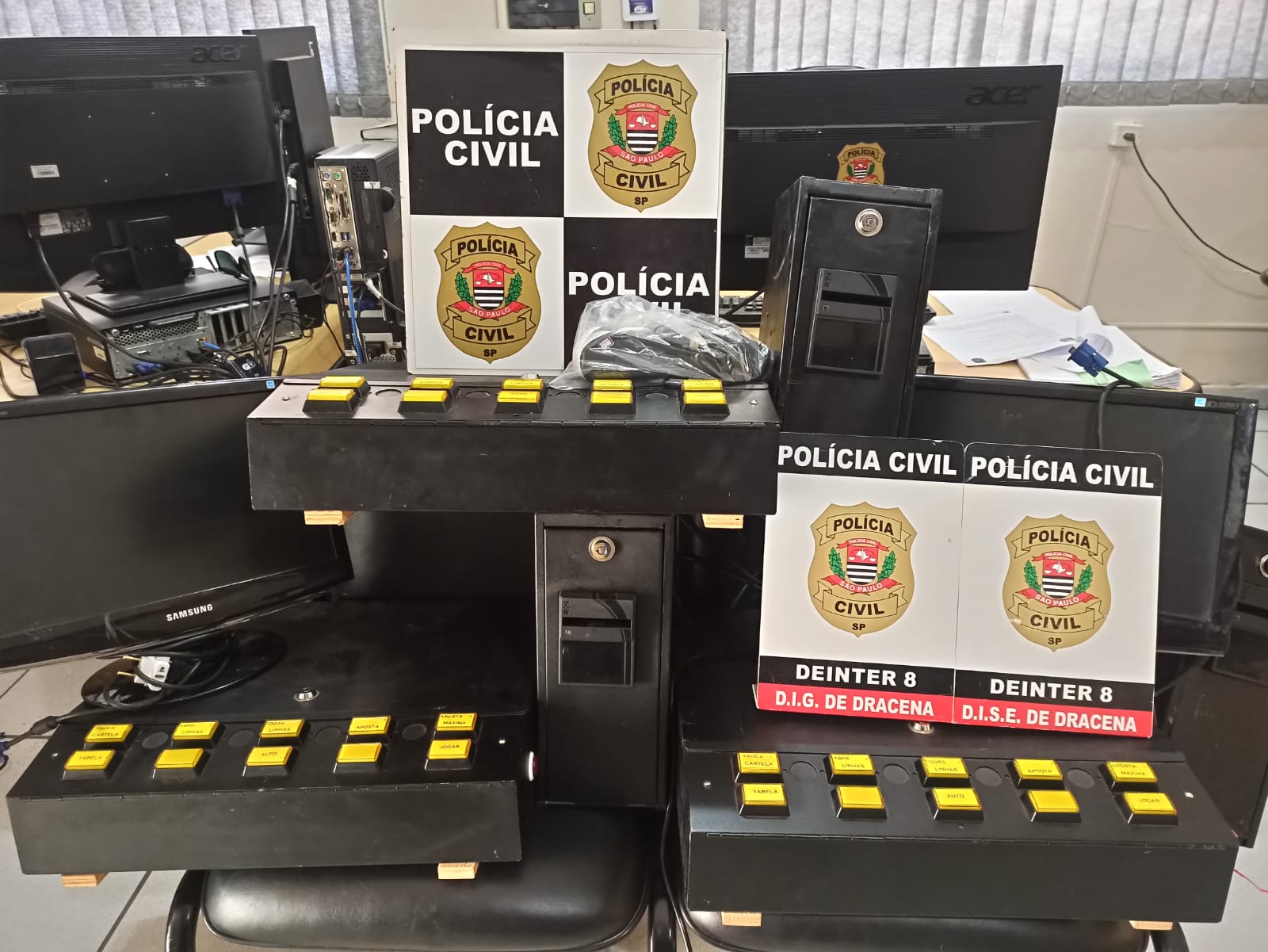 Polícia Civil apreende três máquinas caça níquéis em bar, na área central de Dracena
